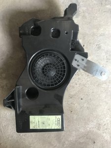 Pojacalo vufer fabricki audi a3 8p delovi