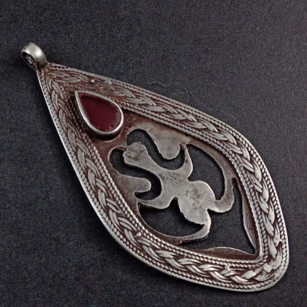 Stari srebrni privezak