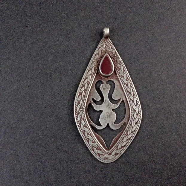 Stari srebrni privezak