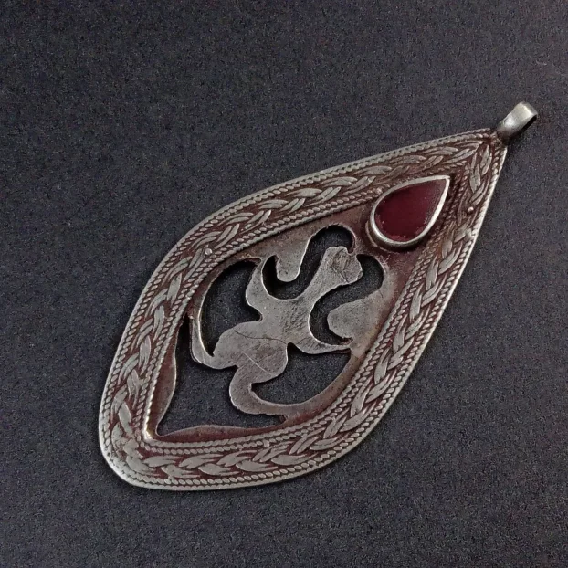 Stari srebrni privezak