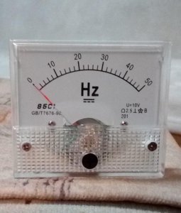 Analogni merac frekvencije 0 - 50Hz napona 10V
