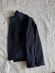 Crna  kraća jaknica bez kopčanja