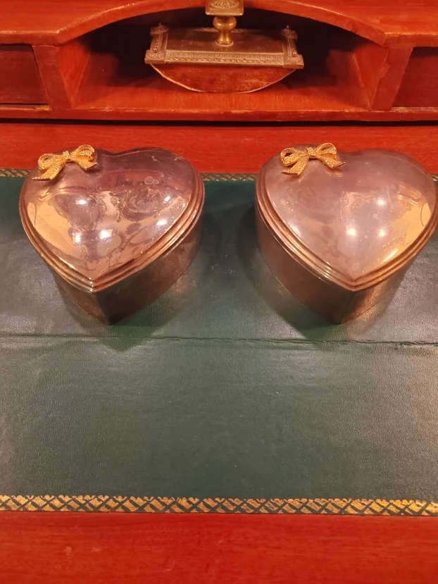 Dve Retro Metalne Posrebrne Kutije za Nakit Srce