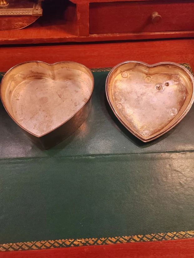 Dve Retro Metalne Posrebrne Kutije za Nakit Srce