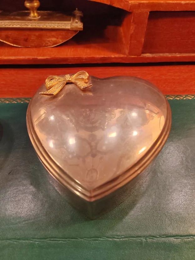 Dve Retro Metalne Posrebrne Kutije za Nakit Srce