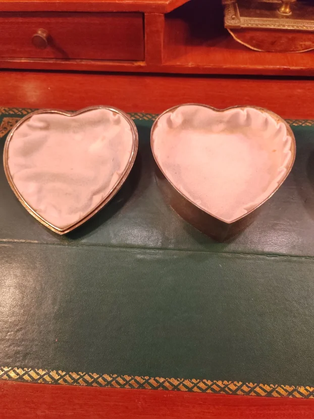 Dve Retro Metalne Posrebrne Kutije za Nakit Srce