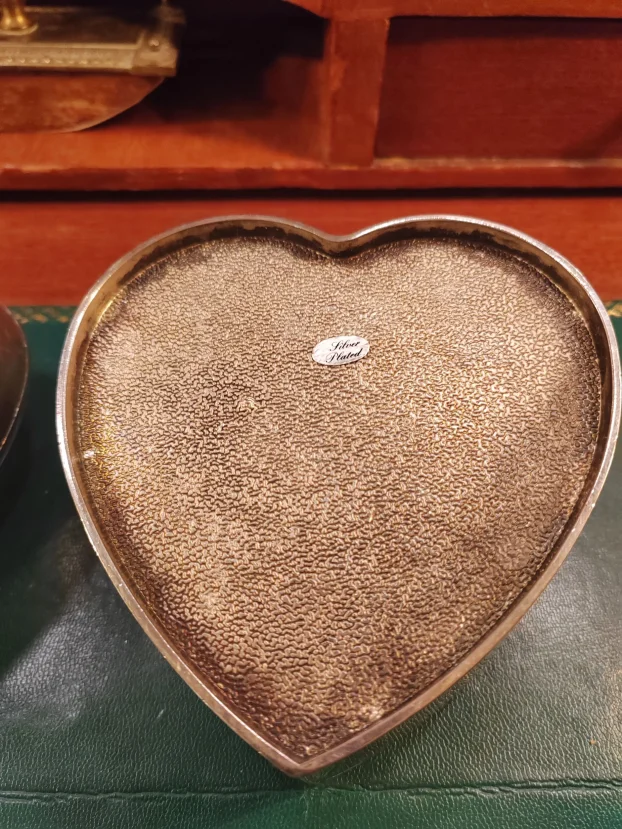 Dve Retro Metalne Posrebrne Kutije za Nakit Srce