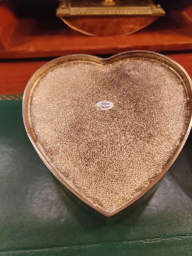 Dve Retro Metalne Posrebrne Kutije za Nakit Srce