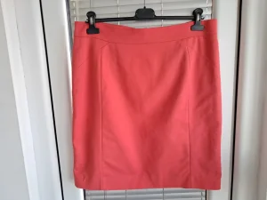 H&M postavljena koralna suknja vel 44