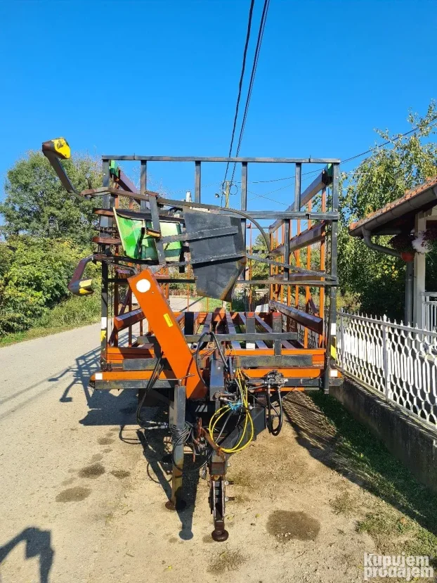 prikolica samoutovarna i samoistovarna za bale