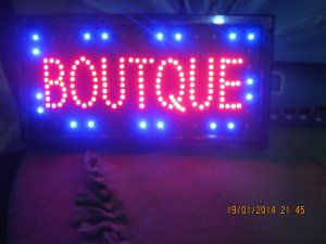 led svetleca reklama za butik BOUTQUE