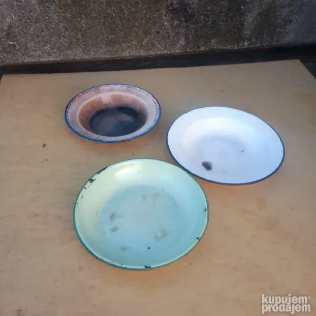Stari emajlirani tanjiri