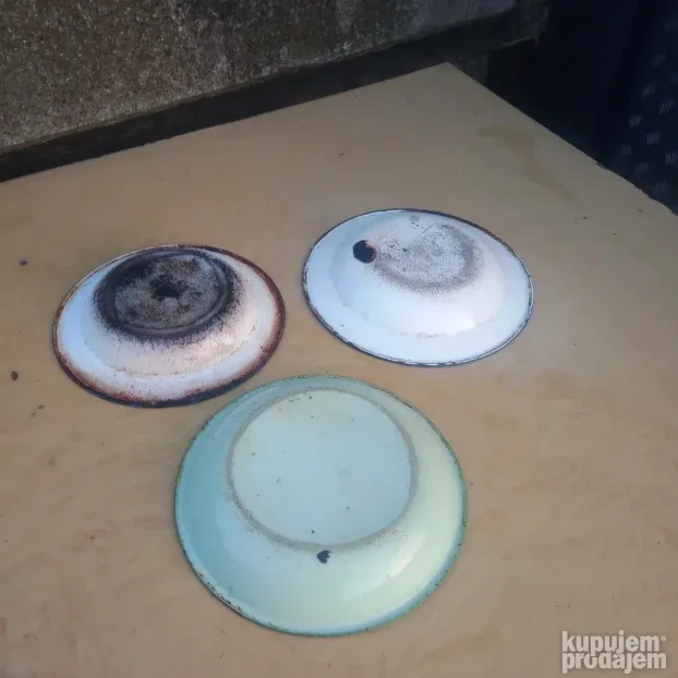 Stari emajlirani tanjiri