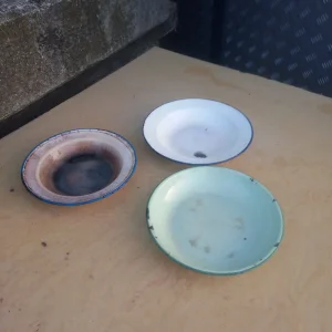 Stari emajlirani tanjiri