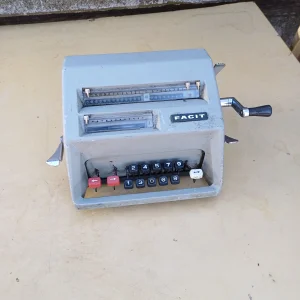 Stari mehanički kalkulator  Facit