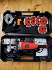 Slicerica za rezanje kanala na zidu