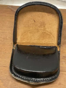 Stari zenski kozni novcanik , rucni rad kao nov