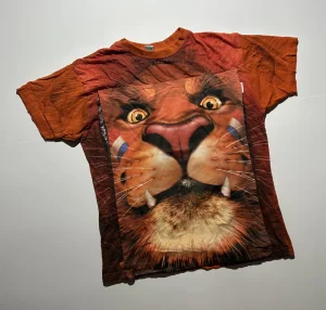 Lav koji otvara usta S