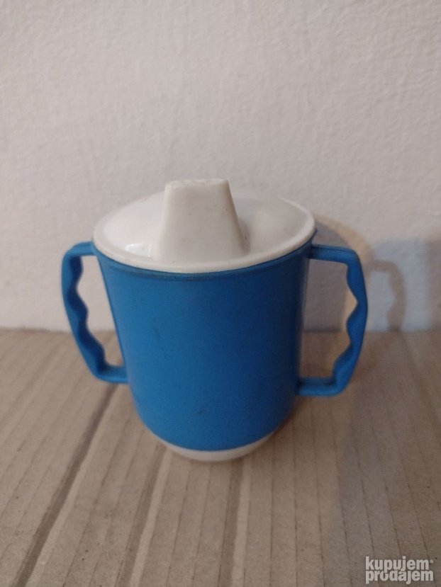 Stara plasticna solja sa poklopcem