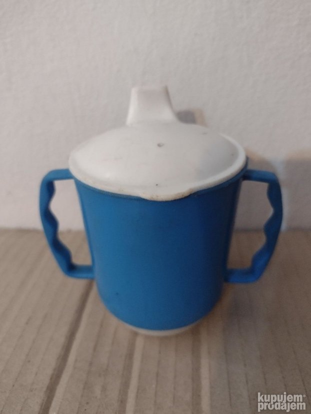 Stara plasticna solja sa poklopcem