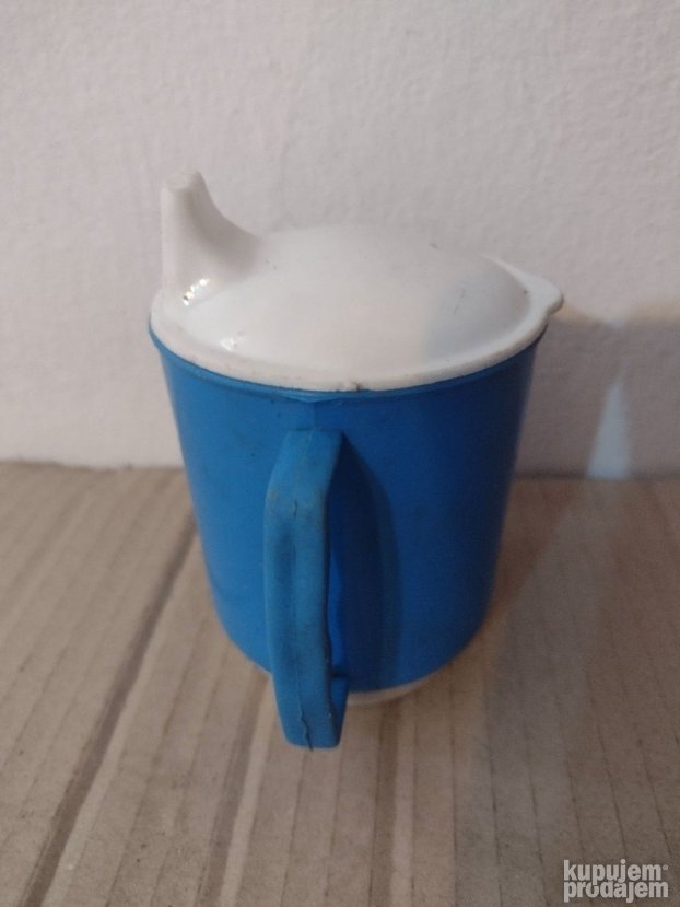 Stara plasticna solja sa poklopcem