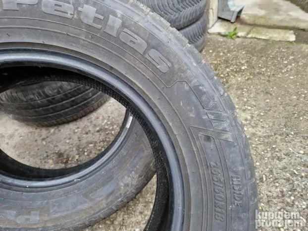 Dve dobre zimske gume 18 ke PETLAS 265-60/18 Dot 4416 sa oko