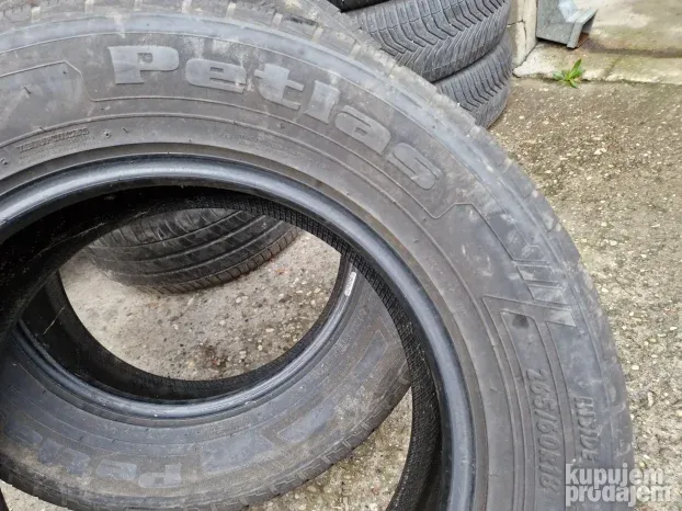 Dve dobre zimske gume 18 ke PETLAS 265-60/18 Dot 4416 sa oko
