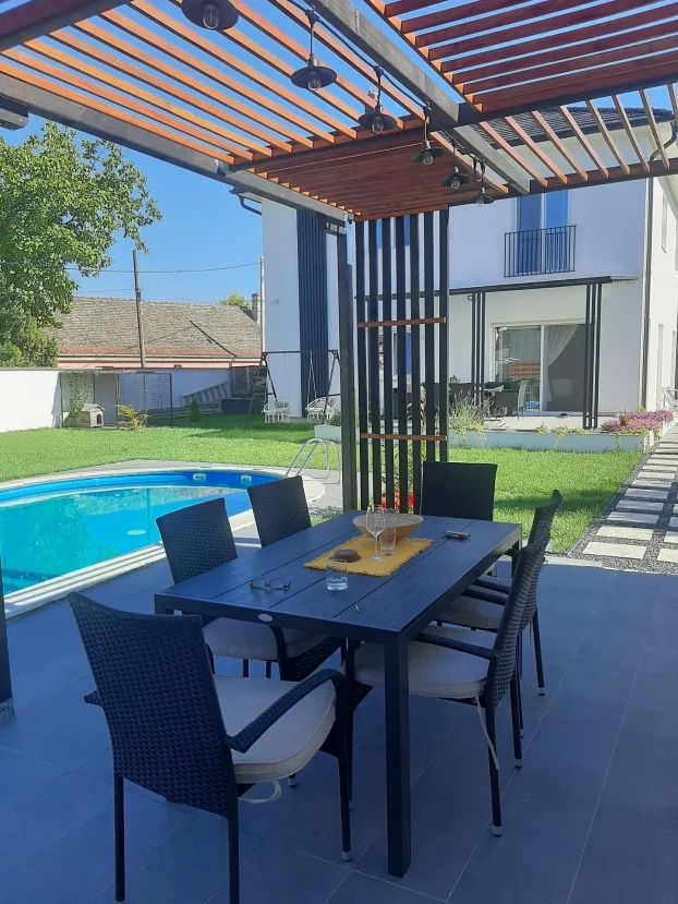 Stara Pazova, Centar, 4.0 četvorosobna, 200 m²