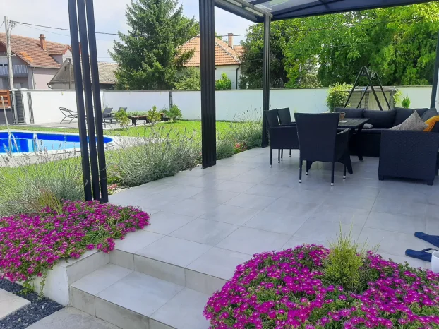 Stara Pazova, Centar, 4.0 četvorosobna, 200 m²