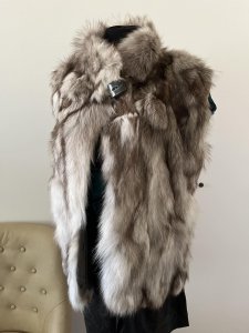 Nov kzneni prsluk u srebrno sivim nijansama  - samo jedan