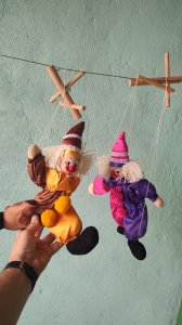 Dve marionete klovnova