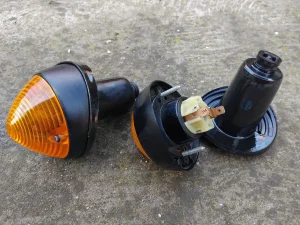 NOVO prednji zmigavci saturnus za ficu zastava 750 850