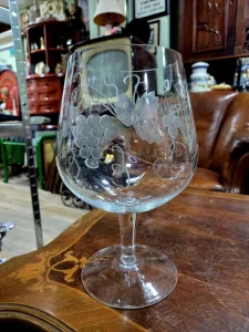 Velika casa iz Francuske vinarije, bruseno staklo, 28 cm