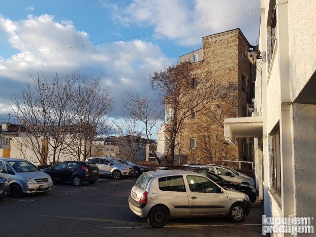 Izdajem parking mesto na Zelenom Vencu