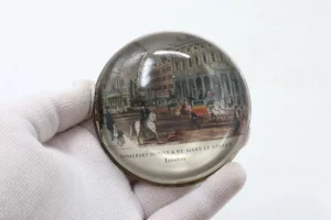 Stari stakleni pritiskivac papira London