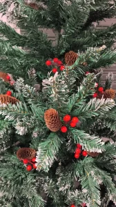 Novogodišnja jelka sa šišarkama i crvenim bobicama