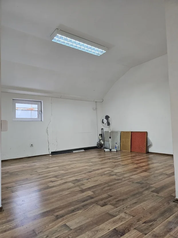 Bl63,poslovan prostor,230m,prazan,adaptibilan