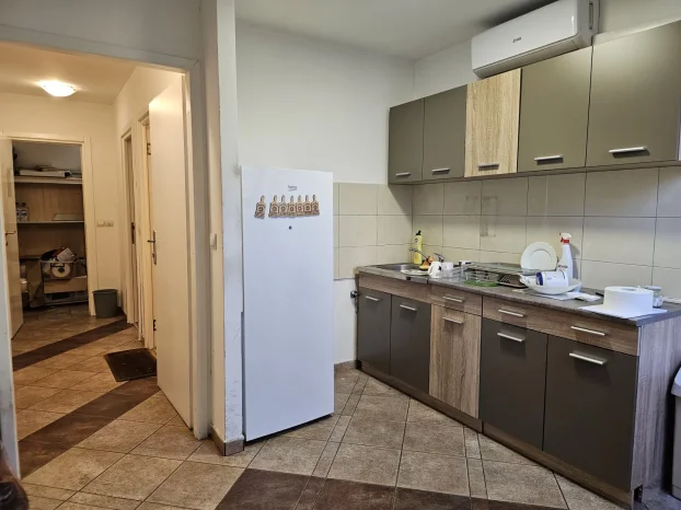 Bl63,poslovan prostor,230m,prazan,adaptibilan