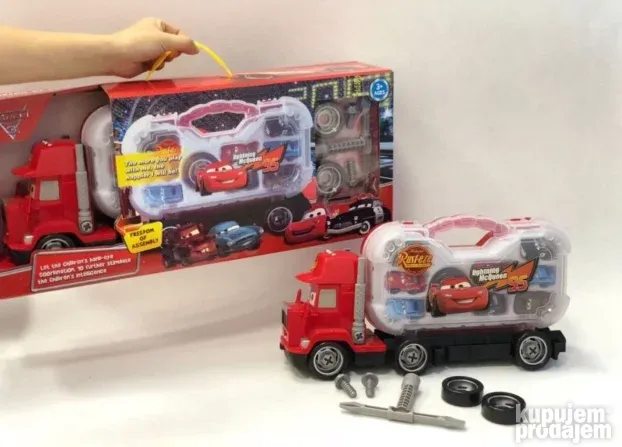 Kamion sa koferom i 6 automobila