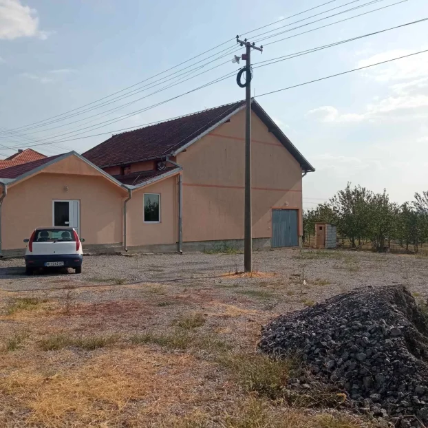 Stambeno poslovni objekat sa placem, 408m2, Desimirovac