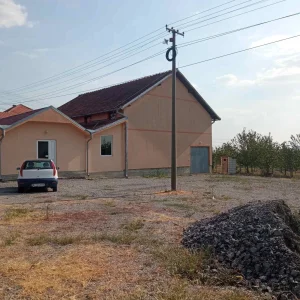 Stambeno poslovni objekat sa placem, 408m2, Desimirovac