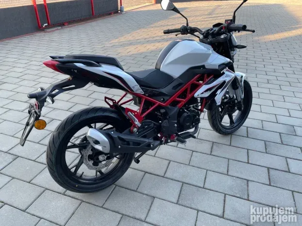 Motocikli Benelli BN 125 na stanju