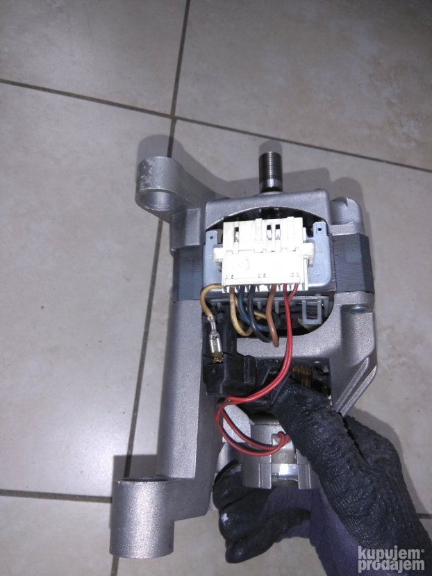 Motor za ves masinu Indesit