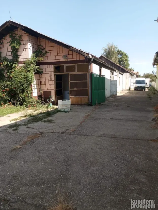 Izdaje se hala u Šidu 500m2