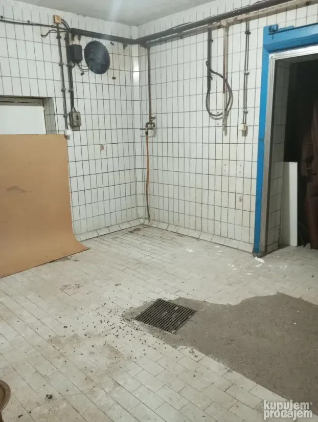 Izdaje se hala u Šidu 500m2