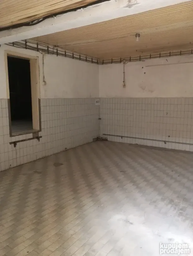 Izdaje se hala u Šidu 500m2
