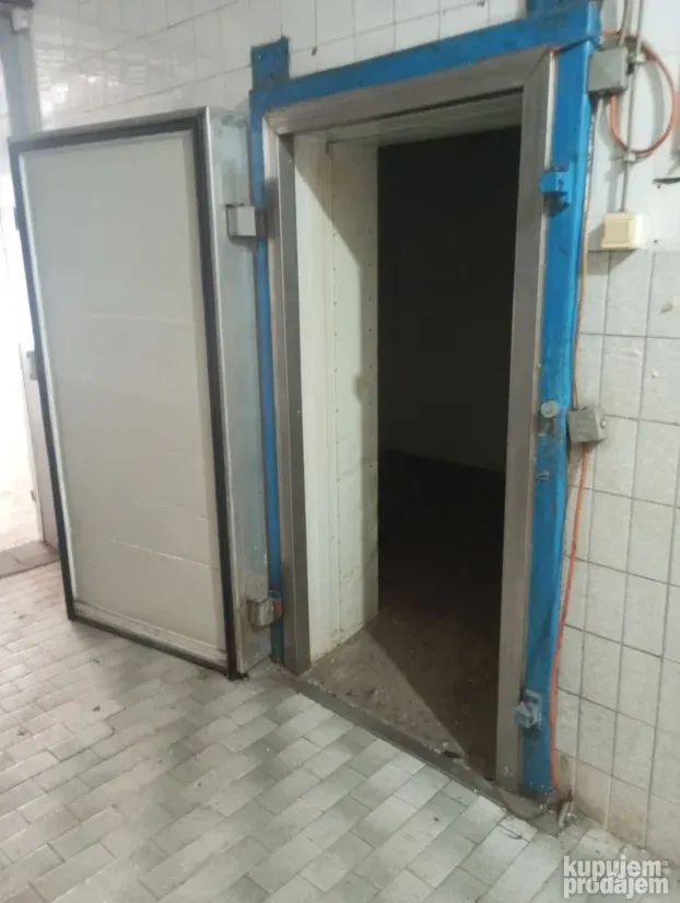 Izdaje se hala u Šidu 500m2