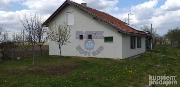 Odlična kuća sa velikim placem