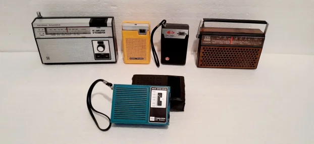 Stari radio aparati tranzistori tranzistor na baterije,39kom