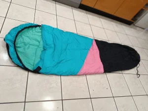 Vreca za spavanje sa dva uckura oko glave i vrata